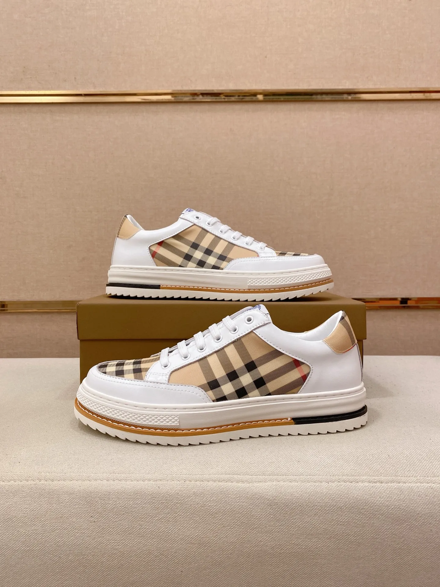 Men's shoes 💰: 420💰🇮🇹🇮🇹BURBERRY's top purchasing agents are available simultaneously at the counter. 🔍🔍On sale at the same time. Positive code number: 38-44 Italian imported first-layer cowhide with fabric. Fully imported sheepskin lining, sole: the original sole is specially provided by the original factory, the exclusive movable molded sole is super comfortable, the original factory follows the order, 🔍🔍high quality, you can go in and out of the counter at will, welcome to compare. Can be customized. 45 non-refundable